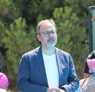 Gaziemir Gençlik ve Spor Merkezi'ndeki portatif havuzda çocuklar ve aileler
