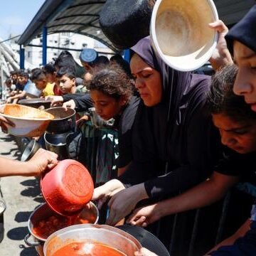 BM raporuna göre Gazze'de hanelerin büyük bölümü barınma ve temel ev eşyasından yoksun durumda Gazze'de hasar gören bir konutun önünde eşyalarını toplamaya çalışan siviller