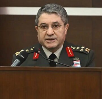 Genelkurmay Başkanı Orgeneral Selçuk Bayraktaroğlu'nun telefon görüşmesi yaptığı bir diplomatik çalışma ortamı