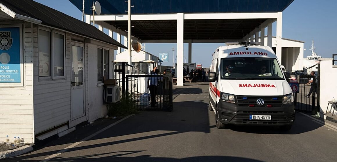 Girne kıyılarına yaklaşık 2 kilometre açıkta alabora olan yolcu gemisi, seferin 15. dakikasında su almaya başladı Girne açıklarında alabora olan feribot çevresinde can yelekli yolcular