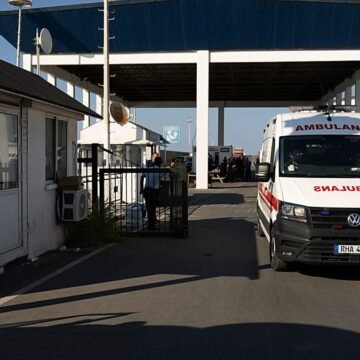 Girne kıyılarına yaklaşık 2 kilometre açıkta alabora olan yolcu gemisi, seferin 15. dakikasında su almaya başladı Girne açıklarında alabora olan feribot çevresinde can yelekli yolcular