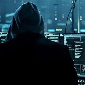 Havalimanlarına yönelik siber saldırı milyonlarca yolcunun verilerini tehdit etti Havalimanı terminalinde dijital güvenlik uyarısı