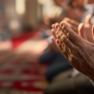 Mevlid Kandili, 24 Ağustos 2026 Pazartesi gecesi tüm Türkiye'de dualarla kutlanacak. Işıklandırılmış cami ve gece manzarası