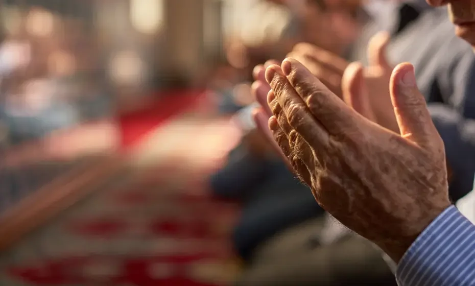 Işıklandırılmış cami ve gece manzarası