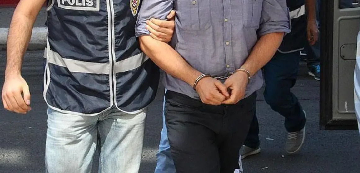 Bakırköy Osmaniye Mahallesi'ndeki adrese düzenlenen operasyonda 4 şüpheli yakalandı. İstanbul Bakırköy'de göçmen kaçakçılığı operasyonu
