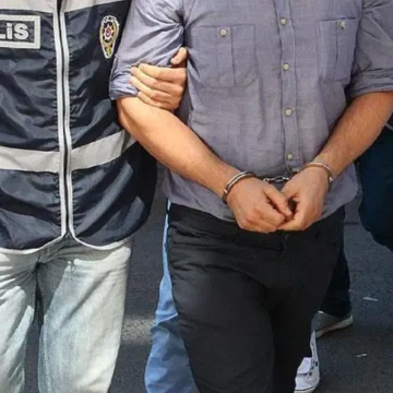 Bakırköy Osmaniye Mahallesi'ndeki adrese düzenlenen operasyonda 4 şüpheli yakalandı. İstanbul Bakırköy'de göçmen kaçakçılığı operasyonu