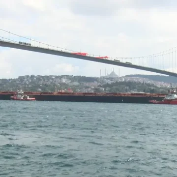 İstanbul Boğazı'nda römorkör eşliğinde geçen Deyi Endurance kuru yük gemisi