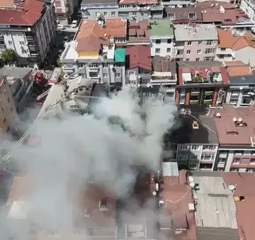 İtfaiye ekipleri çatı katından başlayan yangına havadan ve karadan müdahale etti. İstanbul Şemsipaşa Mahallesi'nde çatı katından başlayan ve yan apartmanlara sıçrayan yangına müdahale eden itfaiye ekipleri