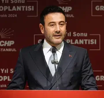 Karar duruşmasının yarın görülmesi beklenen dosyada yargılama süreci 1 yıl 8 aydır devam ediyor İstanbul'da bir adliye binası önünde bekleyen gazeteciler
