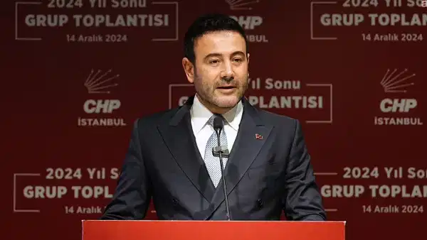 Karar duruşmasının yarın görülmesi beklenen dosyada yargılama süreci 1 yıl 8 aydır devam ediyor İstanbul'da bir adliye binası önünde bekleyen gazeteciler