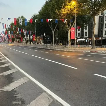 Yeşilay Bisiklet Turu Yarı Maratonu için trafiğe kapatılan güzergâhlardan biri olan Galata Köprüsü görülüyor. İstanbul'da bisiklet turu nedeniyle trafiğe kapatılan Galata Köprüsü