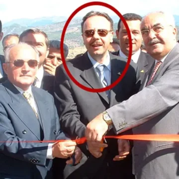 Eski Bakan Denizolgun'un mezarının bulunduğu kabristan, feth-i kabir işlemi öncesi sessiz bir görüntü sunuyor. İstanbul'da sabah saatlerinde bir mezarlık alanı, servi ağaçları ve bir mezar taşı görülüyor