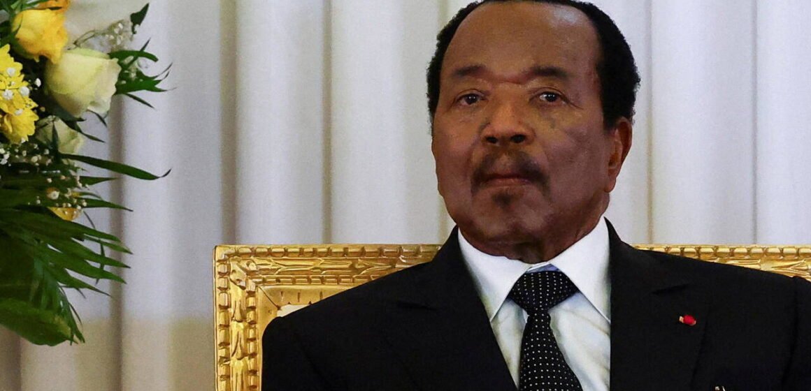 Kamerun Cumhurbaşkanı Paul Biya, havalimanında aracından destekçilerini selamlarken