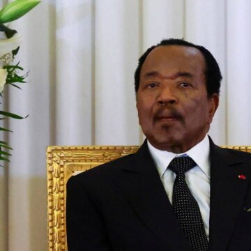 93 yaşındaki Paul Biya, 10 haftalık yokluğun ardından başkent Yaounde'ye döndü. Kamerun Cumhurbaşkanı Paul Biya, havalimanında aracından destekçilerini selamlarken