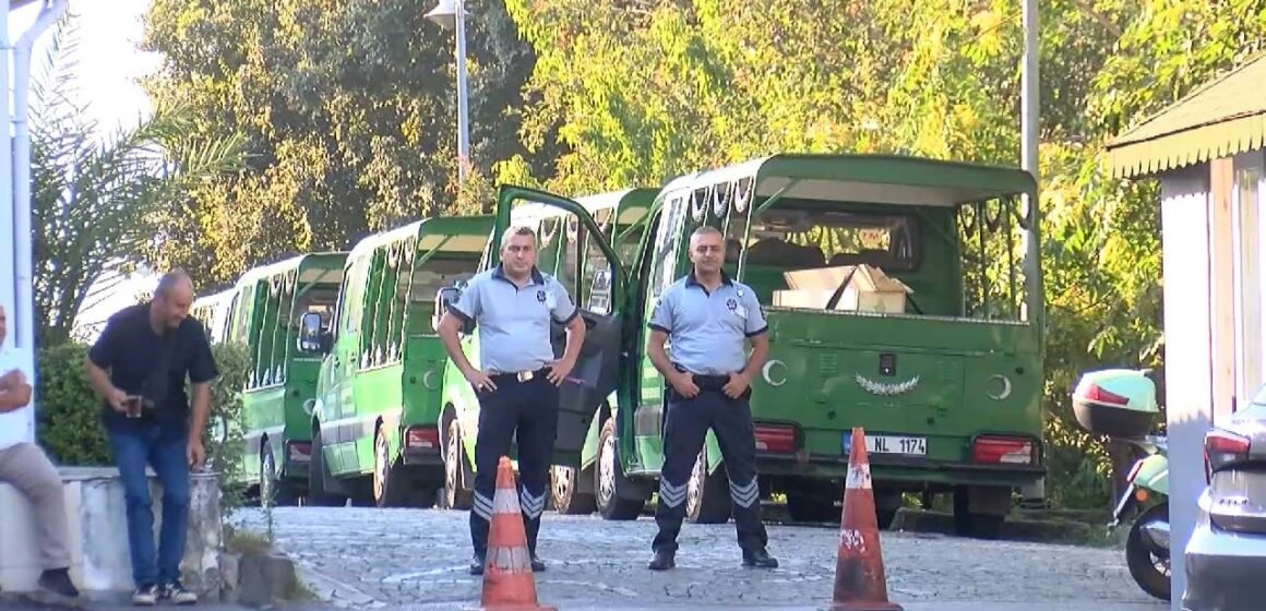 Karacaahmet Mezarlığı önünde güvenlik önlemi alan polis ekipleri