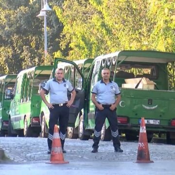 Karacaahmet Mezarlığı önünde güvenlik önlemi alan polis ekipleri