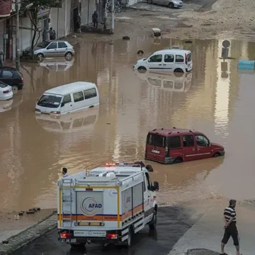 Karadeniz üzerinde koyu bulutlarla birlikte kuvvetli sağanak yağış
