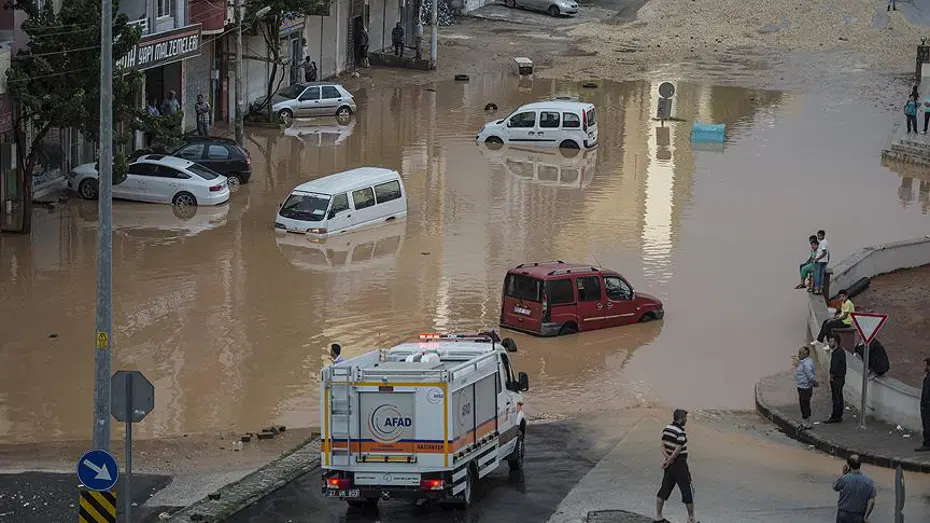 Meteoroloji, Orta Karadeniz için kuvvetli ve yer yer şiddetli yağış uyarısı yaptı. Karadeniz üzerinde koyu bulutlarla birlikte kuvvetli sağanak yağış