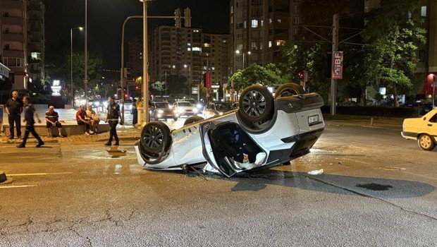 Kayseri'nin Melikgazi ilçesinde yaşanan kaza sonrası olay yerinden bir kare. Kayseri Melikgazi'de otomobille çarpışan SUV aracın kaza sonrası durumu