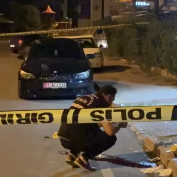 Kayseri Melikgazi'de yaşanan bıçaklı kavgaya müdahale eden polis ekipleri Kayseri'de baba-oğul arasındaki bıçaklı kavgaya polis biber gazıyla müdahale ediyor