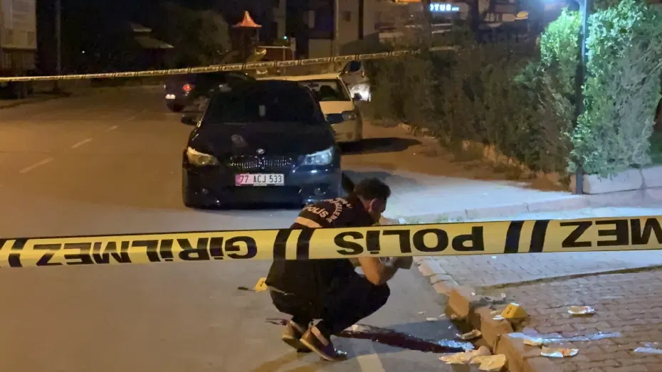 Kayseri Melikgazi'de yaşanan bıçaklı kavgaya müdahale eden polis ekipleri Kayseri'de baba-oğul arasındaki bıçaklı kavgaya polis biber gazıyla müdahale ediyor