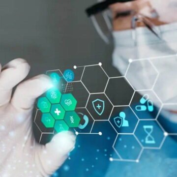 Kişiselleştirilmiş mRNA aşıları, hastanın tümör dokusundan elde edilen genetik verilerle sıfırdan tasarlanıyor. Laboratuvarda kişiye özel mRNA kanser aşısı üretimi
