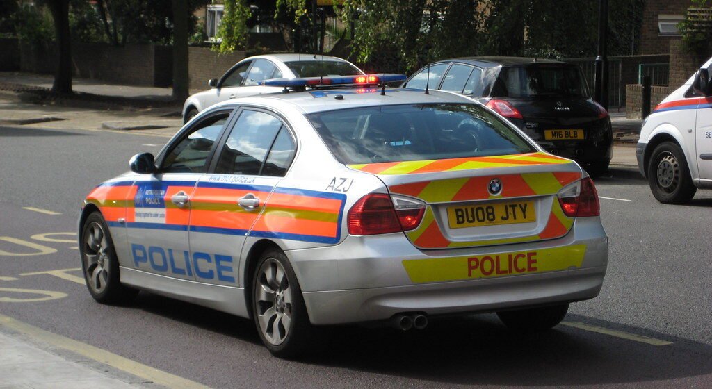 Londra Emniyet Müdürlüğü binası önünde polis memuru