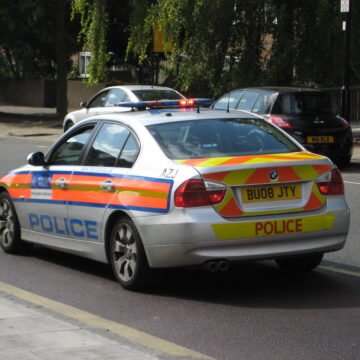 Londra Emniyet Müdürlüğü binası önünde polis memuru