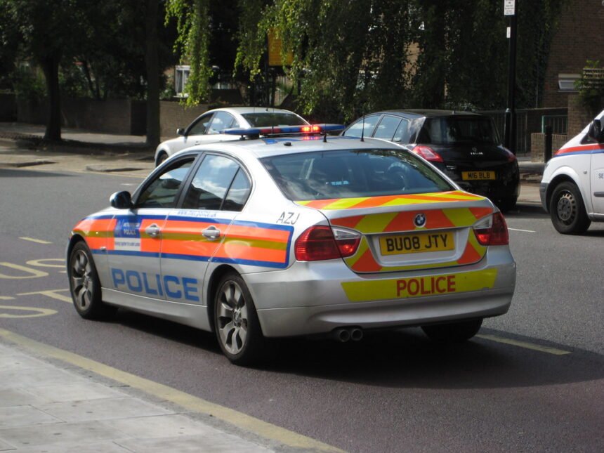 "Metropolitan Police London England" by William Mewes is marked with CC0 1.0. To view the terms, visit https://creativecommons.org/publicdomain/zero/1.0/. Londra Emniyet Müdürlüğü binası önünde polis memuru