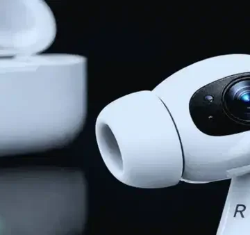 Apple'ın kameraya sahip AirPods modelinin görsel analiz odaklı çalışma prensibi merak uyandırıyor. Masa üzerinde duran beyaz kablosuz AirPods kulaklıklar