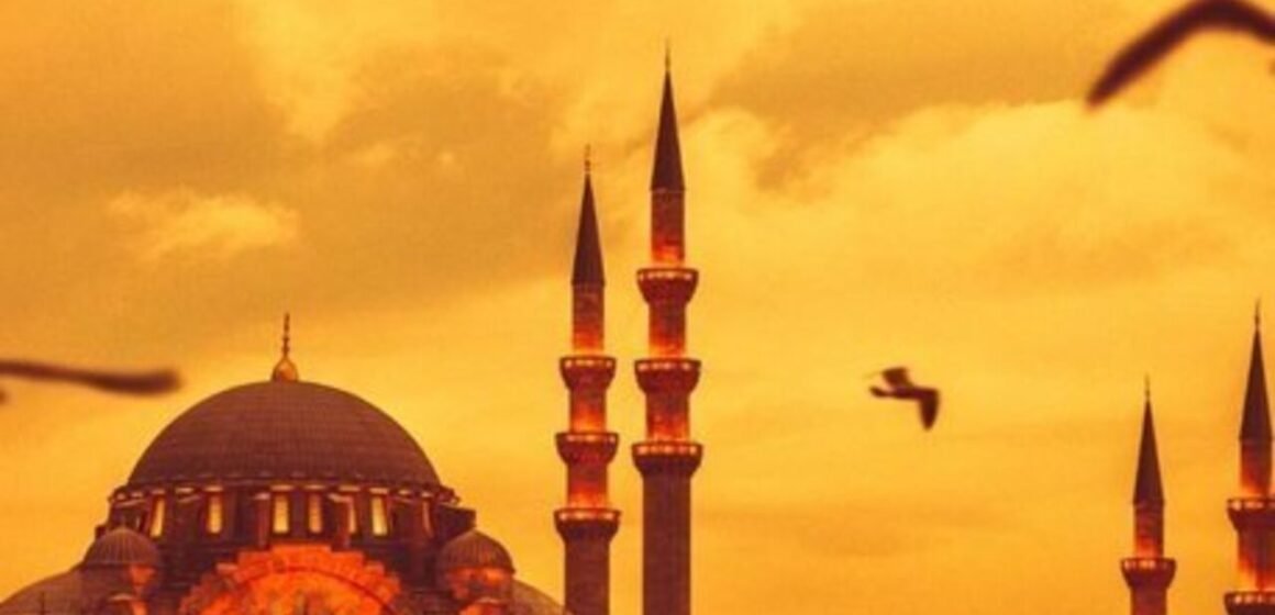 Mevlid Kandili gecesi aydınlatılmış bir cami içi