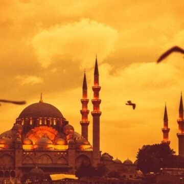 Mevlid Kandili'nde camilerde düzenlenen programlar mübarek gecenin ihya edilmesini sağlıyor. Mevlid Kandili gecesi aydınlatılmış bir cami içi