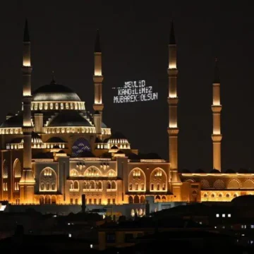 Mevlid Kandili vesilesiyle camilerde mevlid okuma ve dua programları düzenleniyor Mevlid Kandili için aydınlatılmış bir caminin avlusunda düzenlenen özel program