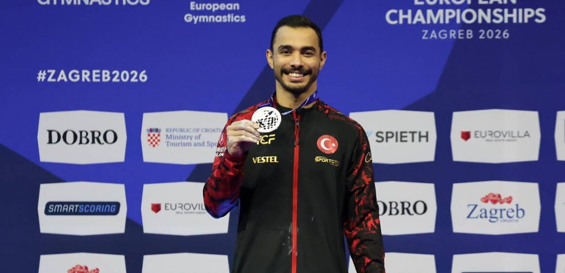 Milli cimnastikçi Ferhat Arıcan paralel bar finalinde