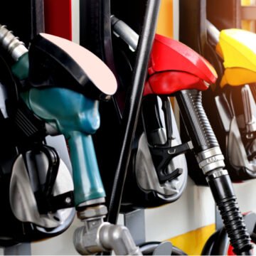 Akaryakıt fiyatlarındaki değişiklikler sürücülerin gündeminde. Motorin zammı sonrası akaryakıt istasyonunda yakıt pompası