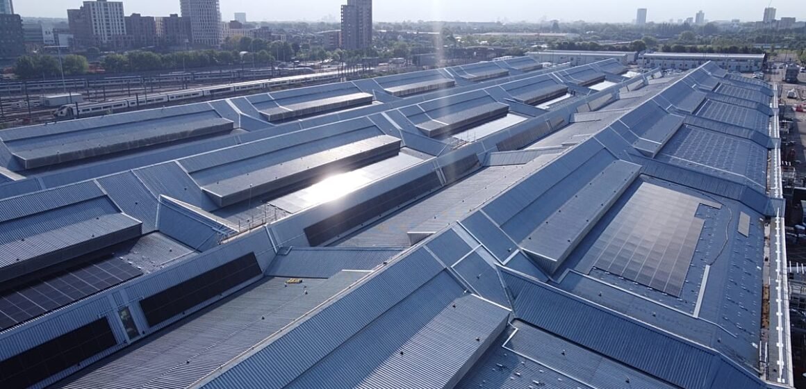 Doğu Londra'daki New Spitalfields Pazarı'nın beş çatısına 2.730 güneş paneli yerleştirildi. New Spitalfields pazarının çatısındaki güneş paneli kurulumu