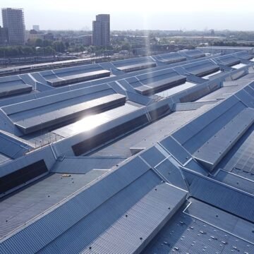 Doğu Londra'daki New Spitalfields Pazarı'nın beş çatısına 2.730 güneş paneli yerleştirildi. New Spitalfields pazarının çatısındaki güneş paneli kurulumu