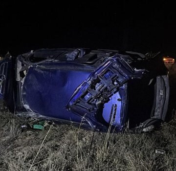 Niğde-Adana karayolunda kafa kafaya çarpışan iki otomobil ve olay yerindeki sağlık ekipleri