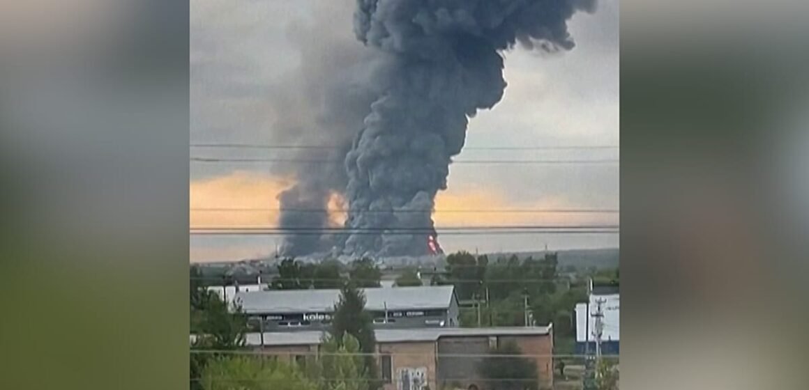 Orenburg'da İHA parçalarının düşmesi sonucu Ozon deposunda yangın çıktı, 300'den fazla çalışan tahliye edildi. Orenburg'da İHA saldırısı sonrası Ozon deposunda çıkan yangın