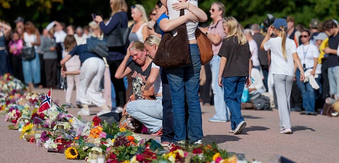 Norveçliler, Kral 5. Harald'ın sağlık durumu için sarayın önünde çiçek ve mum bıraktı. Oslo Kraliyet Sarayı önünde Kral 5. Harald için toplanan yüzlerce kişi