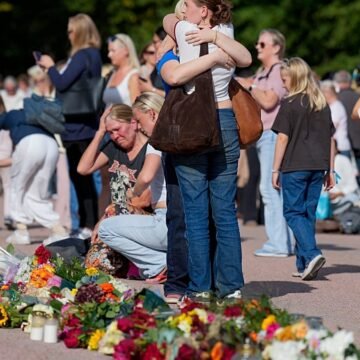 Oslo Kraliyet Sarayı önünde Kral 5. Harald için toplanan yüzlerce kişi
