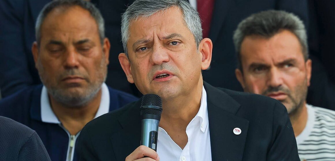YENİ Parti Genel Başkanı Özgür Özel, Rize Balıkçılar Köyü'nde çay üreticileriyle konuştu Özgür Özel Rize'de üreticilerle bir arada