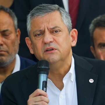 YENİ Parti Genel Başkanı Özgür Özel, Rize Balıkçılar Köyü'nde çay üreticileriyle konuştu Özgür Özel Rize'de üreticilerle bir arada