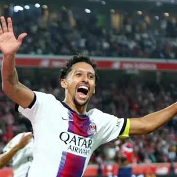 Paris Saint-Germain, Lille karşısında 2-0 geriye düşmesine rağmen uzatma anlarında 1 puanı kurtardı. PSG'li oyuncular Lille deplasmanında uzatma dakikalarında gol sevinci yaşıyor