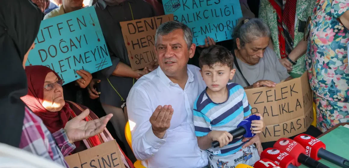 Pazar ilçesine bağlı balıkçı köyünde kadın balıkçılar, kafes balıkçılığına karşı seslerini duyurmaya çalışıyor. Rize'nin Pazar ilçesinde kafes balıkçılığına karşı eylem yapan kadın balıkçılar