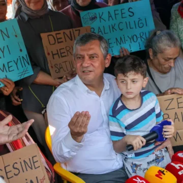 Pazar ilçesine bağlı balıkçı köyünde kadın balıkçılar, kafes balıkçılığına karşı seslerini duyurmaya çalışıyor. Rize'nin Pazar ilçesinde kafes balıkçılığına karşı eylem yapan kadın balıkçılar