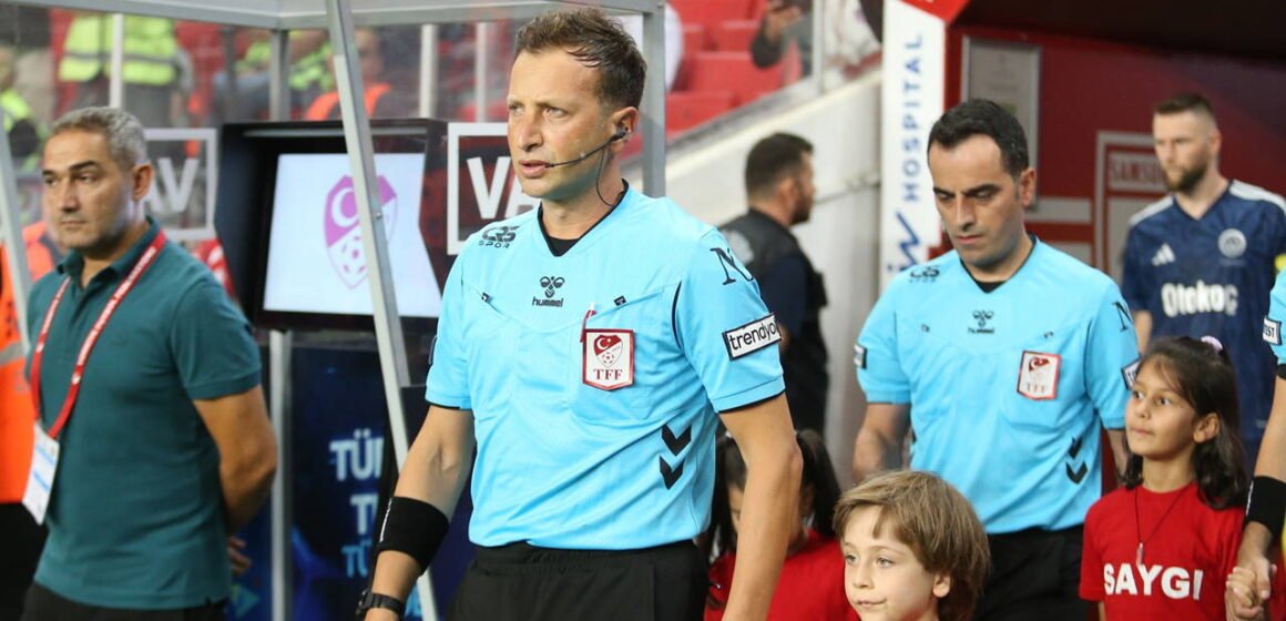 Süper Lig maçında hakem ve VAR görüntüsü