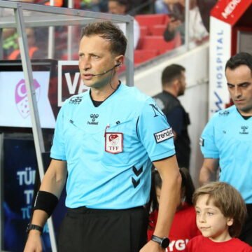 Eski hakemler, Samsunspor-Fenerbahçe maçının hakem kararlarını değerlendirdi. Süper Lig maçında hakem ve VAR görüntüsü