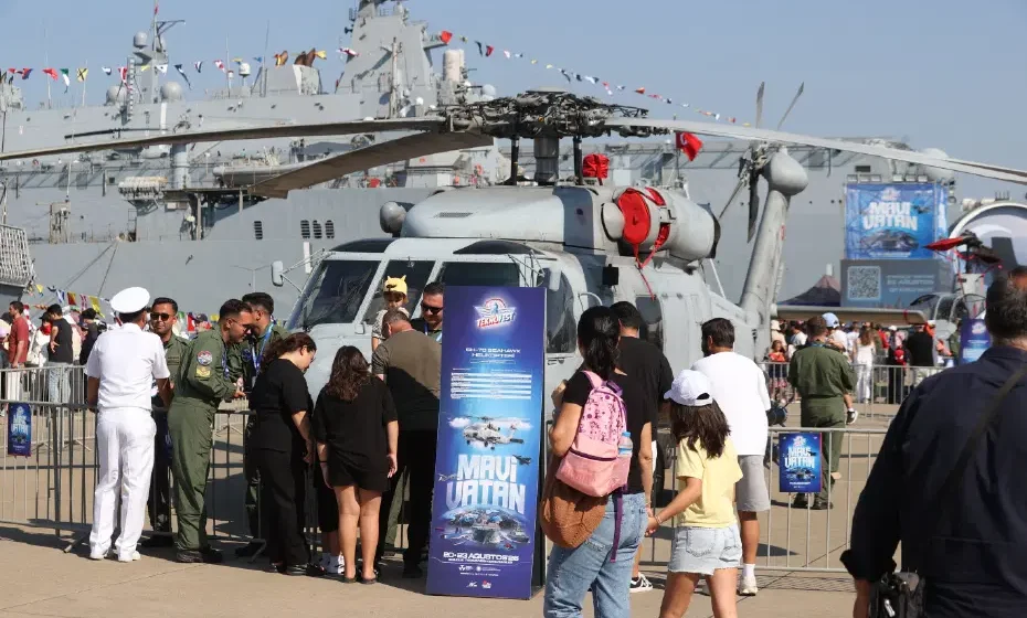 Gölcük Tersanesi Komutanlığı'nda devam eden TEKNOFEST Mavi Vatan, deniz platformlarından hava savunma sistemlerine kadar geniş bir ürün yelpazesini ziyarete açtı. TEKNOFEST Mavi Vatan etkinliğinde Gölcük Tersanesi'nde sergilenen deniz platformları ve savunma sistemleri