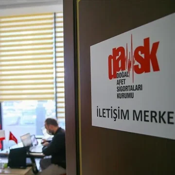 Tapu ve DASK poliçesinin yer aldığı masa üzerinde yeni ev anahtarları